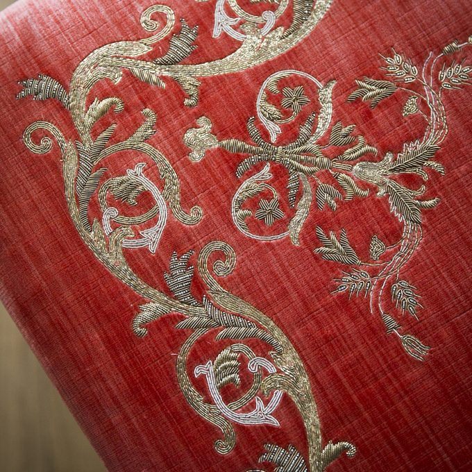 Viola embroidery on Ottoman table in Como - Pompeiian red