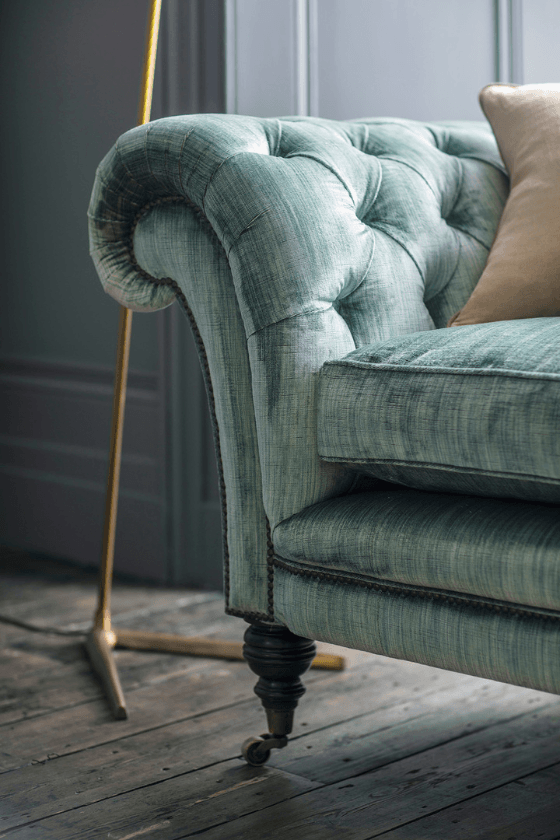 Elegant buttoned sofa in a blue silk velvet fabric